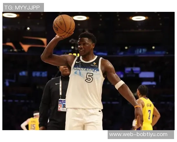 爱德华兹表现出色半场8投4中三分球命中率高达60贡献16分4篮板