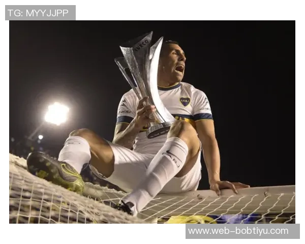 特维斯重返博卡主场获赠纪念球衣感动不已重温昔日辉煌