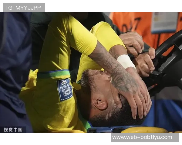 内马尔拼尽全力带伤出战90分钟赛后紧急冰敷膝盖伤处