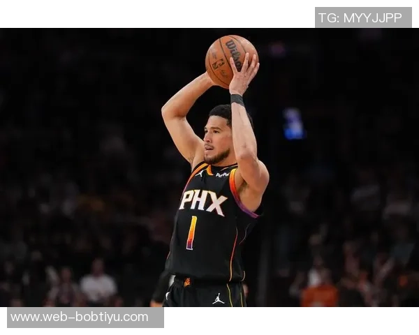 布克半场表现平平18分钟仅得10分3篮板6助攻正负值惨淡11