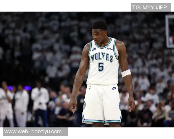 爱德华兹末节发力拿下7分全场24投仅中7三分球表现不佳